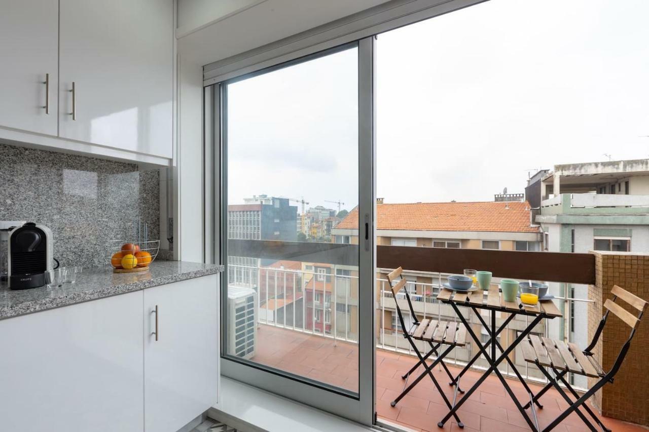 Trindade Sunny Downtown Apartment With Balcony & Ac Porto Exterior photo