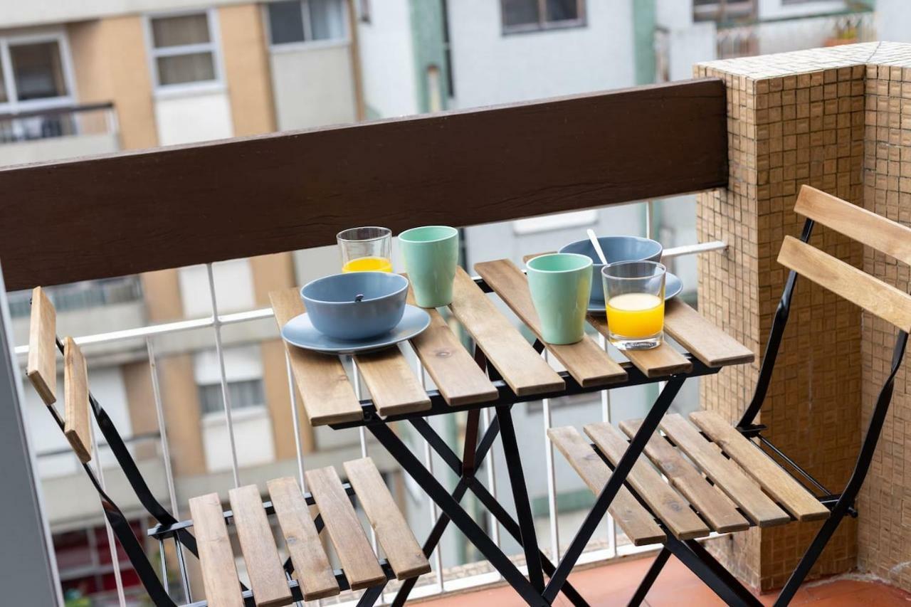 Trindade Sunny Downtown Apartment With Balcony & Ac Porto Exterior photo